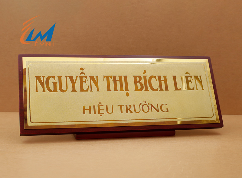 bảng chức danh gỗ nhôm