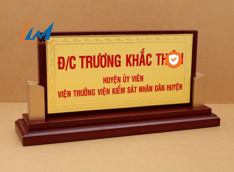 bảng chức danh gỗ đồng ăn mòn