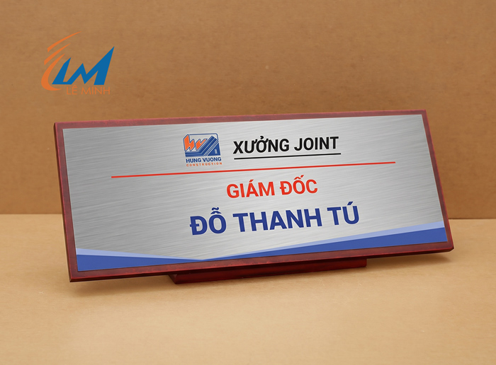 biển chức danh đế gỗ mặt kim loại