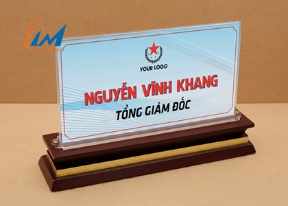 Biển chức danh mica đế gỗ