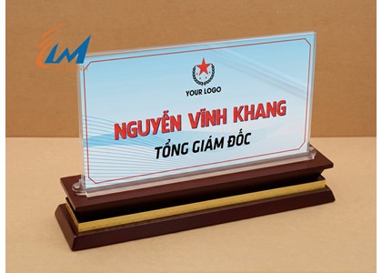 Biển chức danh mica đế gỗ