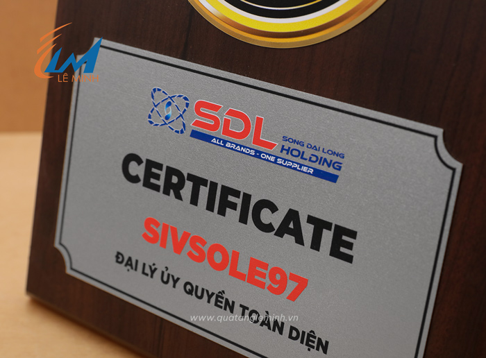 bảng chứng nhận gỗ kim loại cắt theo hình