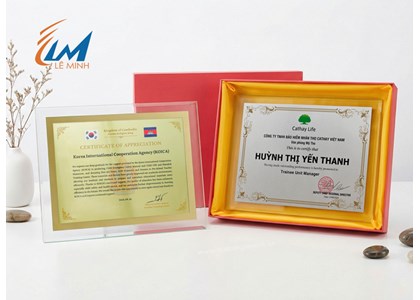 Bảng vinh danh pha lê