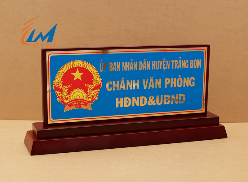 bảng chức danh gỗ nhôm