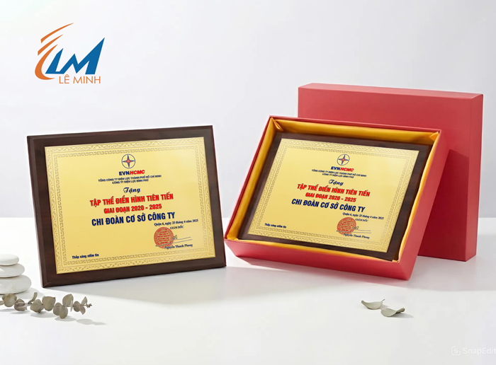 Làm bảng vinh danh gỗ đồng