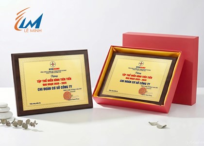 Làm bảng vinh danh gỗ đồng