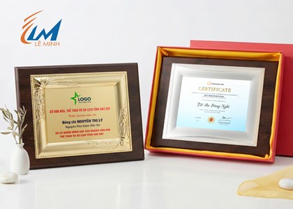 Làm bảng vinh danh khung kim loại