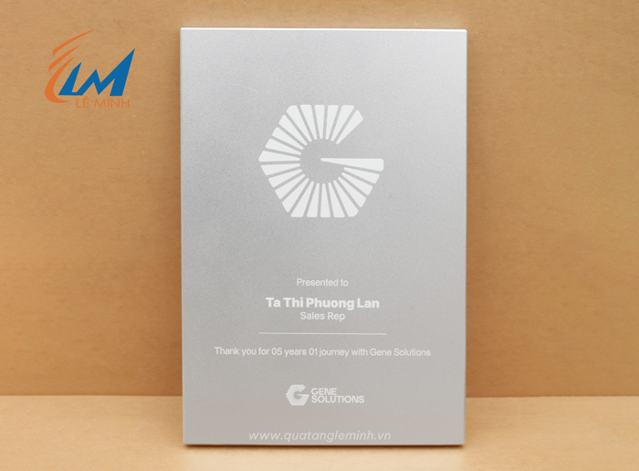 bảng vinh danh kim loại