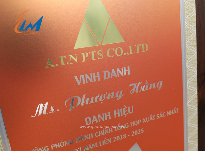 bảng gỗ vinh danh trưởng phòng xuất sắc