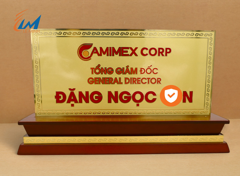 bảng chức danh gỗ đồng dày ăn mòn