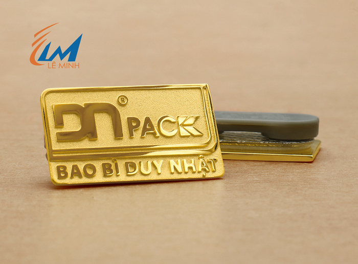 làm huy hiệu logo đúc mạ vàng cao cấp