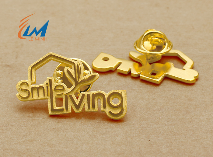 Huy hiệu mạ vàng cài áo Smile Living