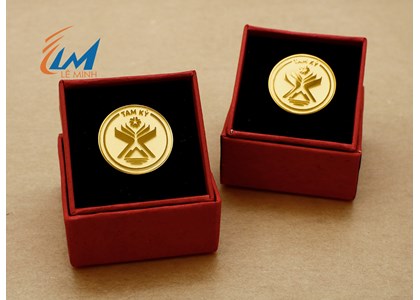 Huy hiệu tròn mạ vàng Tam Kỳ