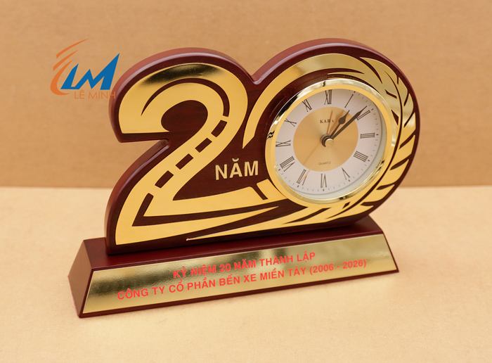 Kỷ niệm chương gỗ kỷ niệm 20 năm