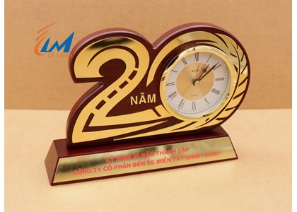 Kỷ niệm chương gỗ kỷ niệm 20 năm