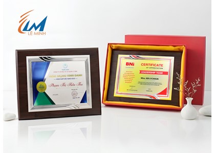 Làm bảng vinh danh khung kim loại cao cấp