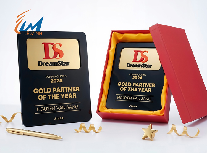 Bảng vinh danh nút bạc - vàng youtube bằng kim loại