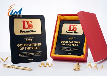 Bảng vinh danh nút bạc - vàng youtube bằng kim loại