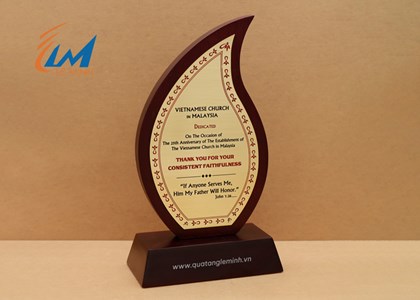 Làm kỷ niệm chương gỗ theo yêu cầu
