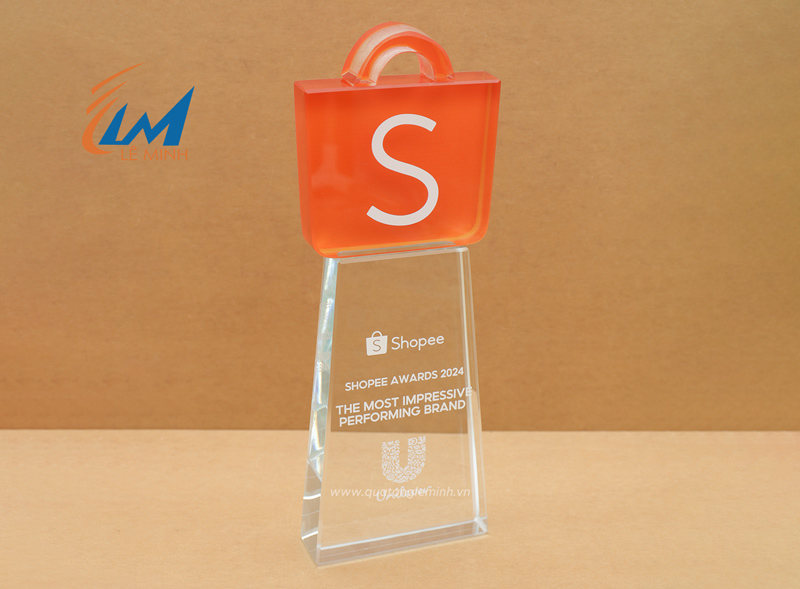 Mẫu cúp pha lê Shopee