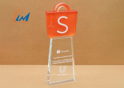Mẫu cúp pha lê Shopee
