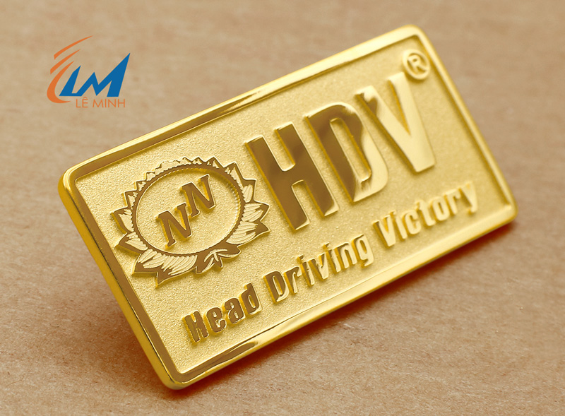 làm huy hiệu mạ vàng